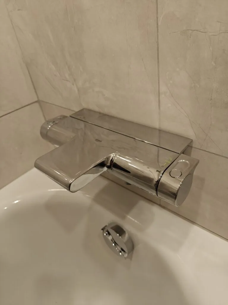 Prabangaus vonios maišytuvo montavimas